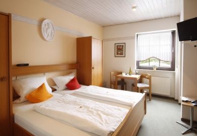 Weingut - Weinstube - Gästezimmer Fröhliches Weinfass