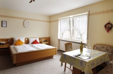 Weingut - Weinstube - Gästezimmer Fröhliches Weinfass