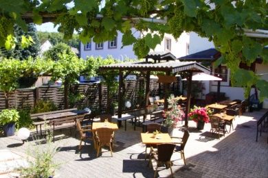 Weingut - Weinstube - Gästezimmer Fröhliches Weinfass