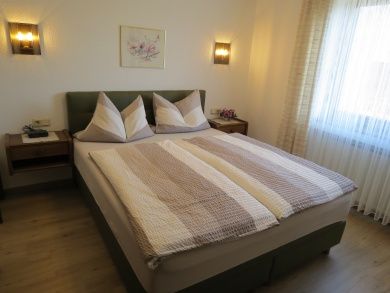 Ferienwohnung Mosel Panorama  Nr. 7 im Haus Berghof  Weitblick ins Moseltal  2 Doppelschlafzimmer - jedes mit eigener Du/WC - WLAN  kostenlos