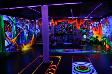 Schwarzlichthelden Minigolf Mainz