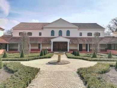 villa-4098323_1280.jpg