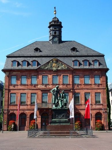 old-town-hall-3667216_1920.jpg