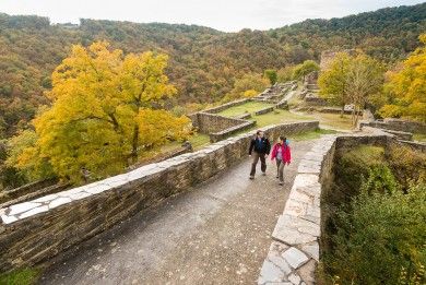 Wanderer auf dem Weg zur Ruine der Schmidtburg.jpg
