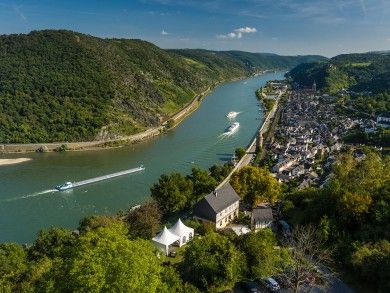 Panoramablick auf die Rheinschleife und Oberwesel.jpg