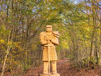 Holzfigur auf dem Auenlandweg im Westerwald.jpg