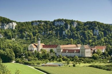 monastery-2899413_1280.jpg