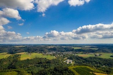 Blick auf die hügelige Landschaft der Vulkaneifel.jpg
